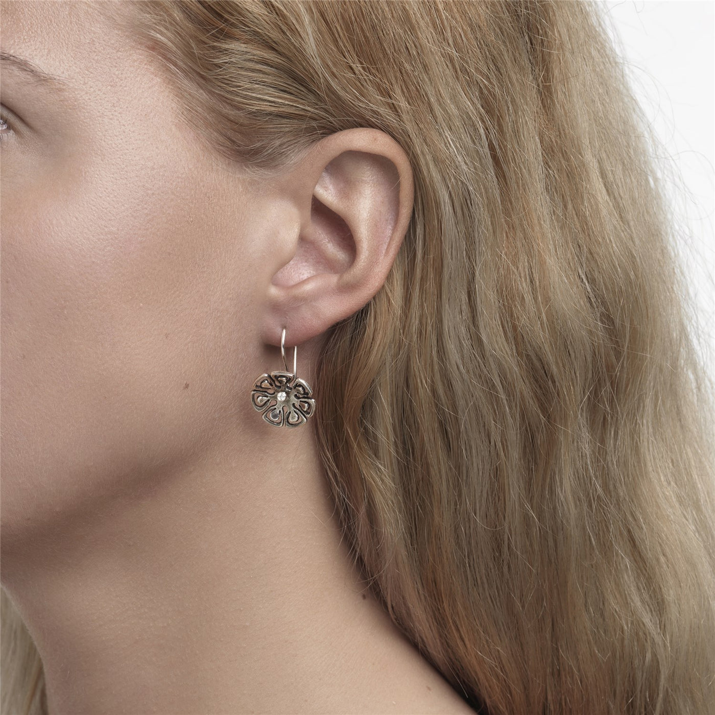 Grafische Blumen mit Silber Ohrhaken