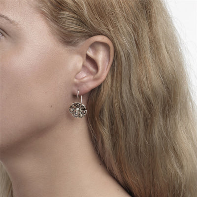 Orecchini a uncino in argento con pendente a fiori grafici e pendente in Prehnite verde