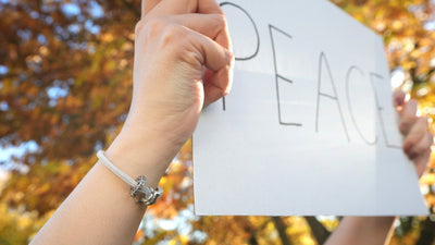 Bracciale in pelle PEACE con 2 bead (incl. donazione alla Croce Rossa)
Taglia unica – un regalo che va sempre bene!