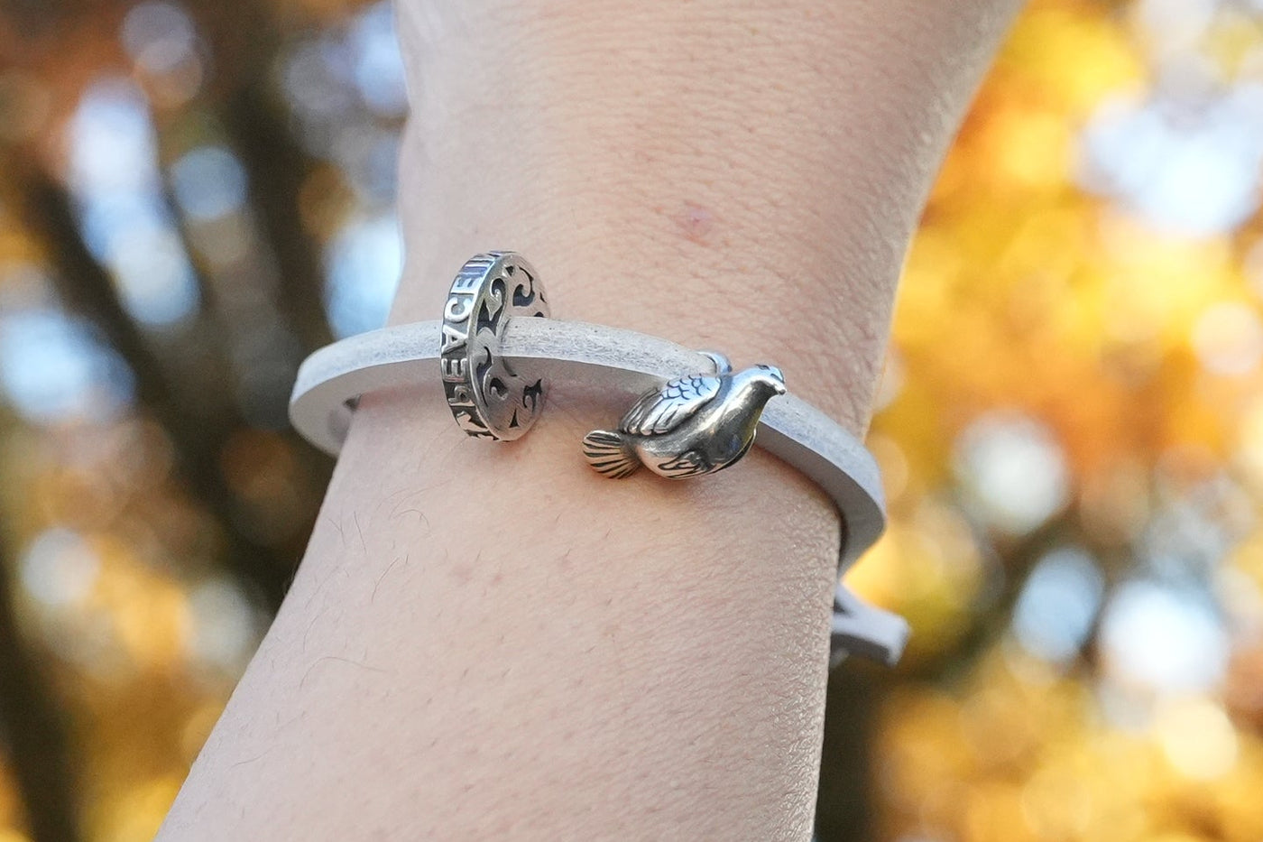 Bracciale in pelle PEACE con 2 bead (incl. donazione alla Croce Rossa)
Taglia unica – un regalo che va sempre bene!