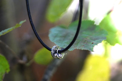 Set collana in pelle PEACE con 2 bead (incl. donazione alla Croce Rossa)