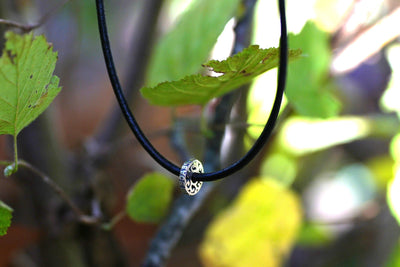 Set collana in pelle PEACE con 1 bead (incl. donazione alla Croce Rossa)