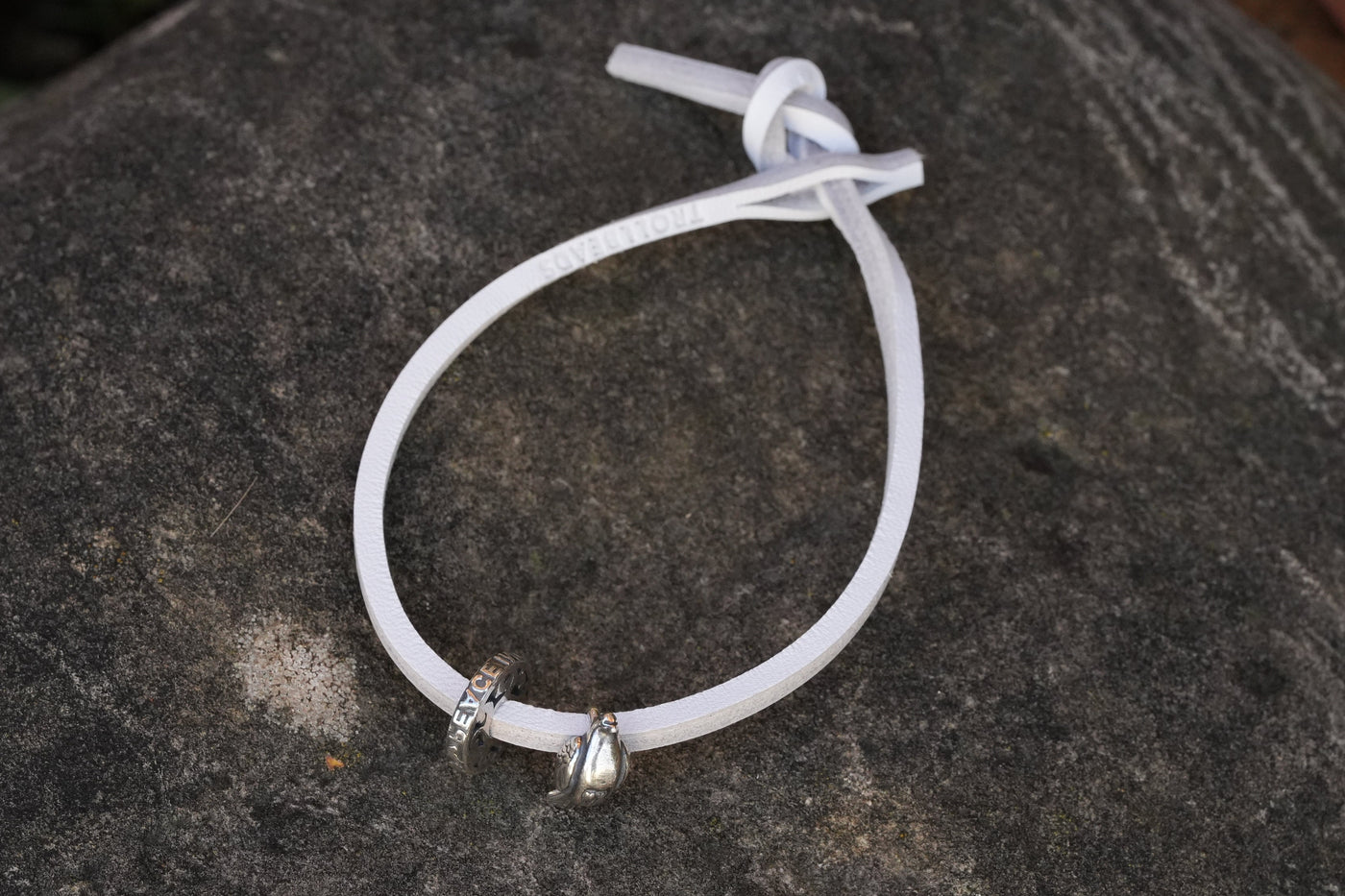 Bracciale in pelle PEACE con 2 bead (incl. donazione alla Croce Rossa)
Taglia unica – un regalo che va sempre bene!