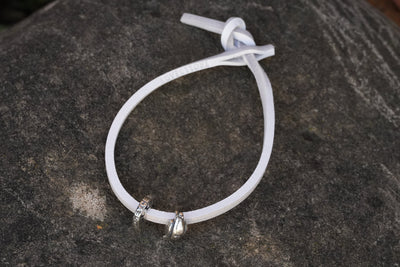 Bracciale in pelle PEACE con 2 bead (incl. donazione alla Croce Rossa)
Taglia unica – un regalo che va sempre bene!