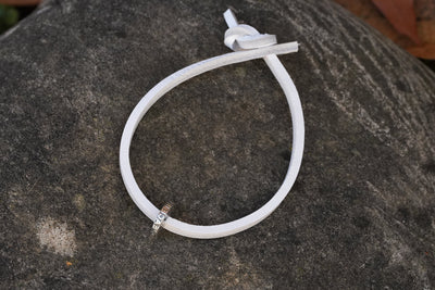 Bracciale in pelle PEACE con 1 bead (incl. donazione alla Croce Rossa)
Taglia unica – un regalo che va sempre bene!